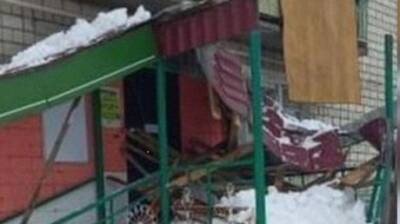 В Чаадаевке снежная масса разрушила входную конструкцию магазина - penzainform.ru - район Городищенский