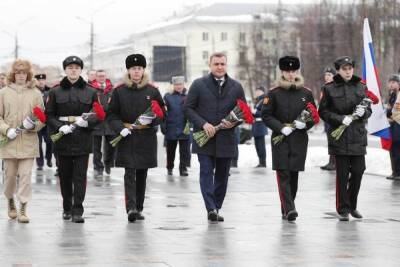 Алексей Дюмин - Алексей Дюмин возложил цветы к Вечному огню на площади Победы - tula.mk.ru - Тула