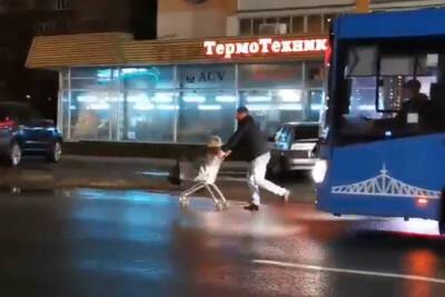 В Твери молодые люди катались в продуктовой тележке по проезжей части - tver.mk.ru - Тверь