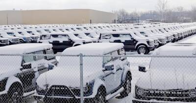 Ford - Сотни новеньких Ford Bronco припадают снегом на складе: их не могут доставить покупателям (видео) - focus.ua - Украина - USA - шт. Мичиган