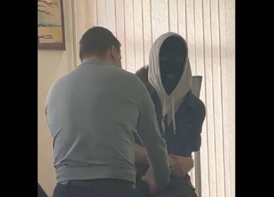 Бывший ученик в балаклаве пытался напасть на учителя в школе Петрозаводска - province.ru - Петрозаводск