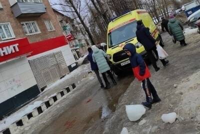 В Ярославле рассказали, какие травмы получили девочки, попавшие под ледяную лавину - yar.mk.ru - Ярославль
