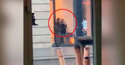 Преступник взял в заложники человека в магазине Apple в Амстердаме - ren.tv - Амстердам - Амстердам
