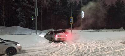 Автомобили в Петрозаводске разъезжают по островку безопасности на разделительной полосе (ФОТО) - stolicaonego.ru - Петрозаводск