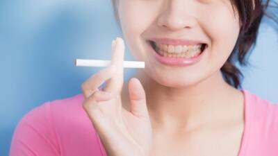 Сигареты или зубы? Почему курильщикам нельзя ставить виниры и импланты - 5-tv.ru - Россия