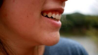 Стоматолог Принья назвал камни в миндалинах вероятной причиной плохого запаха изо рта - inforeactor.ru