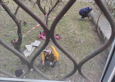 Взрослым должно быть стыдно: в Днепре дети убирают окурки под домами, фото - dnepr.politeka.net - Украина
