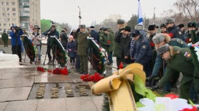 Пензенцы возложили цветы к монументу на проспекте Победы - penzainform.ru - Пенза - Военный