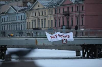 Фото дня: В Петербурге на мосту вывесили огромный плакат против войны с Украиной » Нет войне» - enovosty.com - Украина - Санкт-Петербург