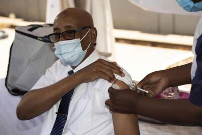 В Уганде будут сажать за отказ от вакцинации - lenta.ua - США - Украина - Уганда - Парламент