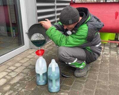 Огромные очереди образовались на автозаправках, как выходят из положения люди: эксклюзивные кадры - politeka.net - Россия - Украина - Киев - район Соломенский