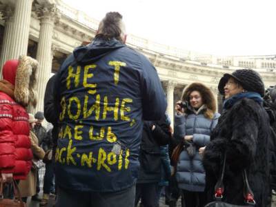 Петербуржцы встали в пикеты против войны с Украиной - rosbalt.ru - Украина - Казань - Петербурга