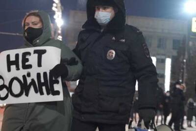 Задержания начались на новосибирских пикетах против войны с Украиной - tayga.info - Украина - Новосибирск