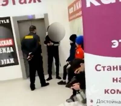 Охранник в одном из ТЦ Петербурга ударил шокером 12-летнего ребенка - ivbg.ru - Украина - Санкт-Петербург - Охранник - Петербург