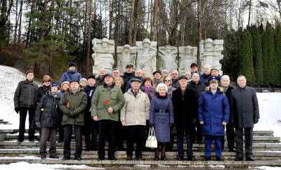 Литва - В Литве в День защитника Отечества возложили цветы к могилам советских воинов - obzor.lt - Россия - Белоруссия - Литва - Вильнюс