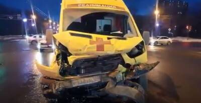 Ford - В Челябинске в ДТП попала карета скорой помощи, перевозившая мужчину с ожогами из Сатки - znak.com - Челябинск