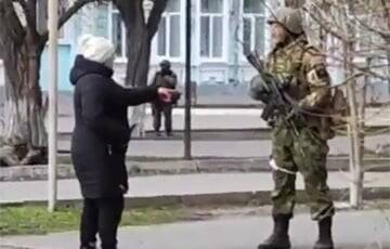 В Геническе женщина прогоняла российских солдат: Вы пришли на нашу землю! - charter97.org - Россия - Белоруссия - Геническ