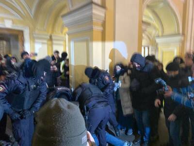 В Петербурге полицейские с протестующими у «Гостиного двора» устроили догонялки - rosbalt.ru - Украина - Санкт-Петербург