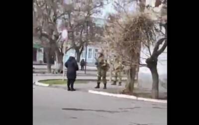 Появилась видео, как в Геническе женщина прогоняла российского военного - korrespondent.net - Россия - Украина - Геническ