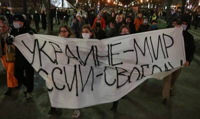 Лев Пономарев - В России на акциях протеста против войны в Украине задержали более 1500 человек - og.ru - Москва - Россия - Украина - Санкт-Петербург