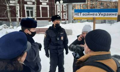 Трех человек задержали на пикете в Петрозаводске, в том числе нашего журналиста Александра Фукса - gubdaily.ru - Украина - Петрозаводск