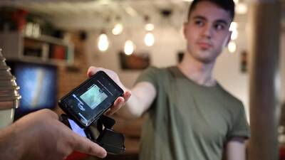 Владимир Зеленский - Владимир Путин - Эммануэль Макрон - Джо Байден - Apple Pay и Google Pay перестанут обслуживать карты пяти банков РФ - iz.ru - Россия - США - Украина - Израиль - Франция - Париж - Ляйен