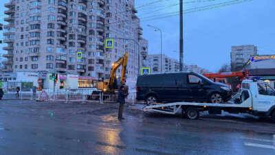 Автовладелец, обварившийся в кипятке из-за обвала дороги в Петербурге, скончался - ivbg.ru - Украина - Санкт-Петербург - р-н Невский - Петербург