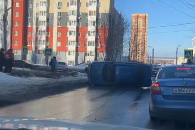 На улице Тимакова в Рязани перевернулся легковой автомобиль - rzn.mk.ru - Рязань