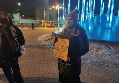 Арестована 25-летняя рязанка, вышедшая на площадь Победы с антивоенным плакатом - ya62.ru - Рязань