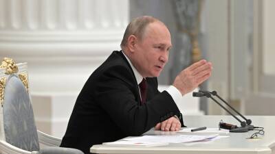 Владимир Путин - Светлана Бессараб - Рост на опережение: Путин подписал закон об индексации пенсий военных на 8,6% в 2022 году - russian.rt.com - Россия