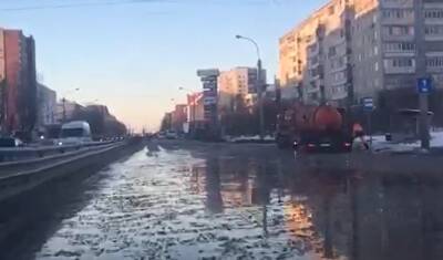 Улицу Пермякова в Тюмени затопило из-за аварии на сетях - nashgorod.ru - Тюмень