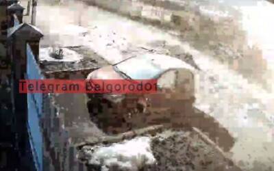 Опубликовано видео взрыва снаряда возле домов в Белгороде - 7info.ru - Белгород - Белгород