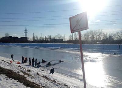 Гулявших по льдинам мальчишек достали из реки в Москве, один впал в кому и умер - province.ru - Москва