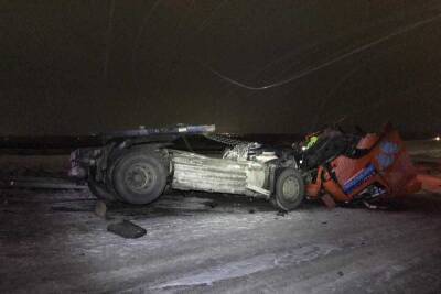 52-летний водитель грузовика Volvo погиб в ночном ДТП под Красноярском - kras.mk.ru - Красноярск