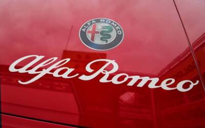 Машины Alfa Romeo останутся красно-белыми - f1news.ru - Швейцария