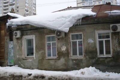 Снежные крыши продолжают представлять опасность для жителей Саратова - saratov.mk.ru - Саратов