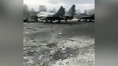 Владимир Зеленский - Владимир Путин - В Сети появилось видео последствий удара по стоянке украинских МиГ-29 - iz.ru - Москва - Россия - Украина - Киев - Израиль - ДНР - ЛНР - Донбасс - Ивано-Франковск - Донецкая обл.