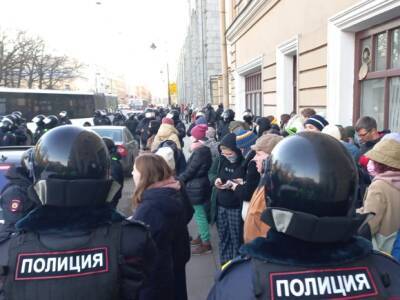 Силовики окружили протестующих в центре Петербурга (фото) - rosbalt.ru - Украина - Санкт-Петербург