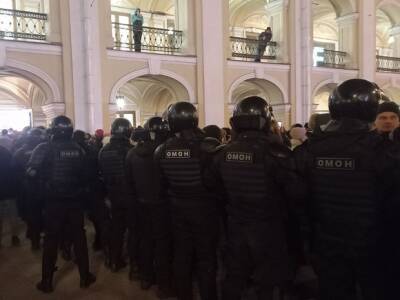Петербургские силовики взяли в кольцо протестующих у Гостиного двора - rosbalt.ru - Санкт-Петербург