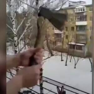 В Мариуполе тиктокер бросал топор с балкона ради вирусного видео - reporter-ua.com - Мариуполь - Мариуполь - Донецкая обл.