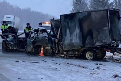 Два человека погибли в загоревшемся после ДТП автомобиле в Новосибирской области - tayga.info - Новосибирская обл.