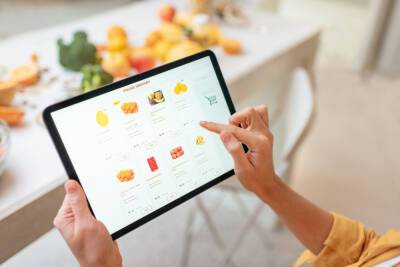Объем онлайн-продаж продуктов в России достиг рекордного показателя - rb.ru - Россия
