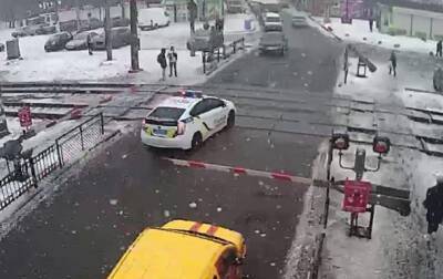 В Киевской области авто полиции проехало закрытый ж/д переезд - korrespondent.net - Украина - Киев - Киевская обл.
