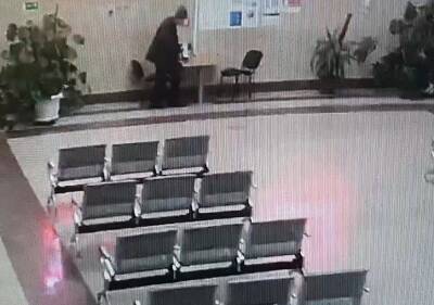 Приезжий пенсионер «подрезал» у пассажира телефон на вокзале в Смоленске - rabochy-put.ru - Россия - Красноярский край - Смоленск