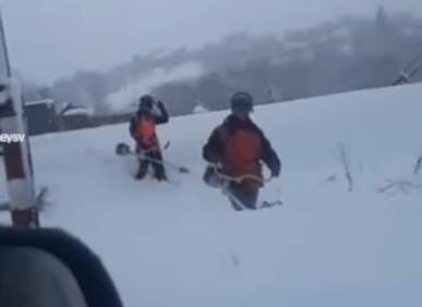 Сеть удивило видео, на котором работники "Укрзализныци" косят снег - vchaspik.ua - Украина - район Мукачевский