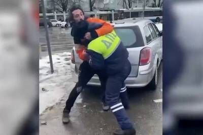 Стали известны подробности драки полицейского с приезжим на вокзале в Краснодаре. ВИДЕО - kuban.mk.ru - Россия - Краснодарский край - Краснодар - Московская обл.