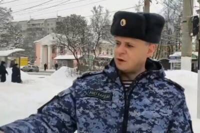 В Твери росгвардеец по пути с пробежки спас женщину, лежавшую на тротуаре - tver.mk.ru - Тверь