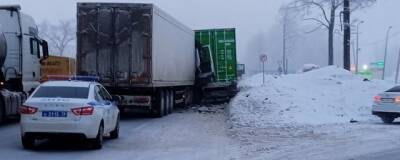 Новый день - новое ДТП: на обледенелом Московском шоссе в Петербурге столкнулись две фуры - runews24.ru - Санкт-Петербург - Шушары
