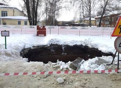 У детского сада в Рыбном произошел крупный провал грунта - ya62.ru