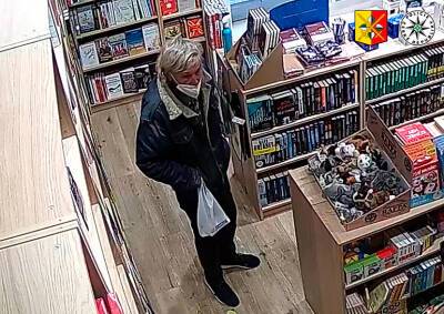 В Праге разыскивают книжного вора. Он вынес из магазина 78 томов: видео - vinegret.cz - Чехия - Прага